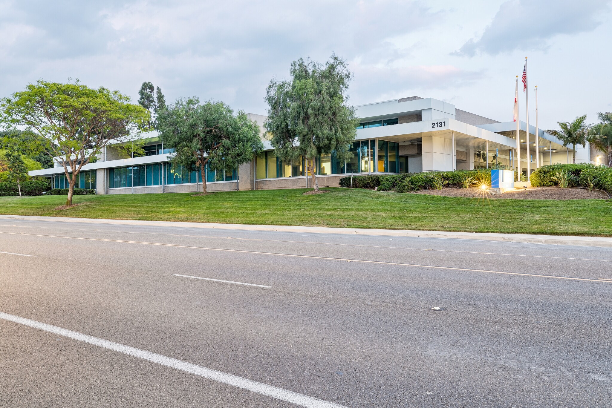 2131 Faraday Ave, Carlsbad, CA à vendre Photo du bâtiment- Image 1 de 1