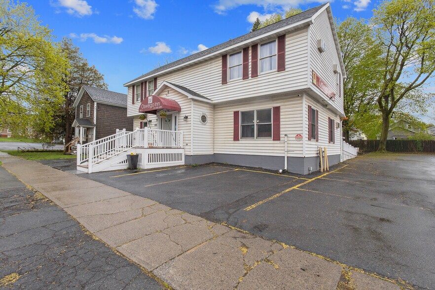 180 E 10th St, Oswego, NY à vendre - Photo du bâtiment - Image 2 de 27