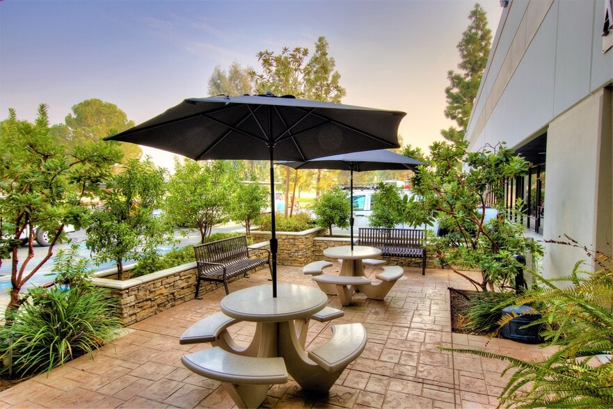 3701 Pegasus Dr, Bakersfield, CA for lease - Building Photo - Image 3 of 4