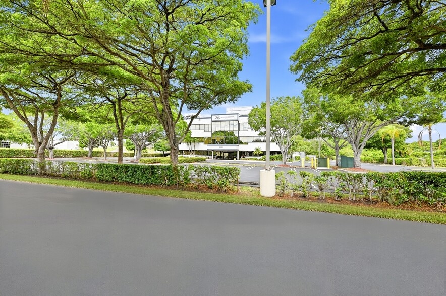 5325 Greenwood Ave, West Palm Beach, FL for lease - Building Photo - Image 3 of 17