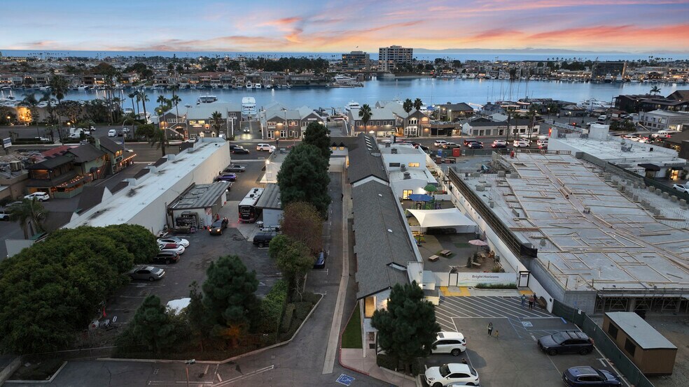 2436 W Coast Hwy, Newport Beach, CA à louer - Photo du bâtiment - Image 3 de 25