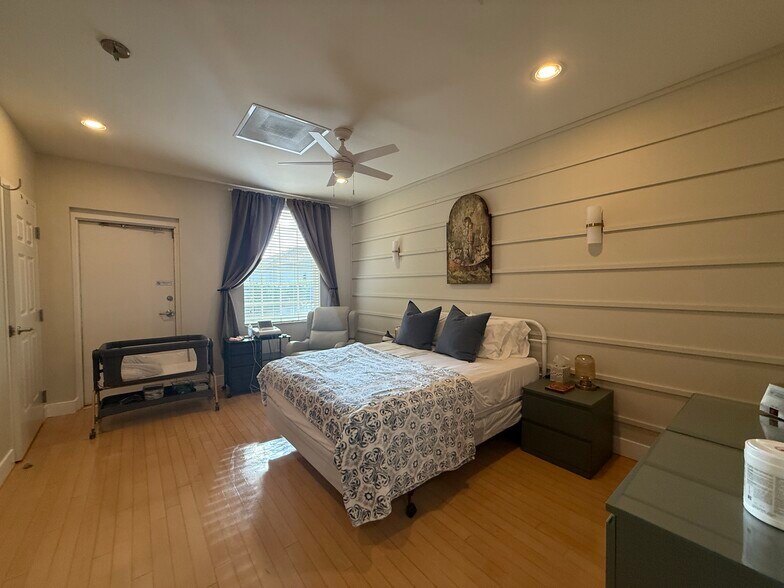 1900 E Bay Dr, Largo, FL à vendre - Photo du bâtiment - Image 3 de 17