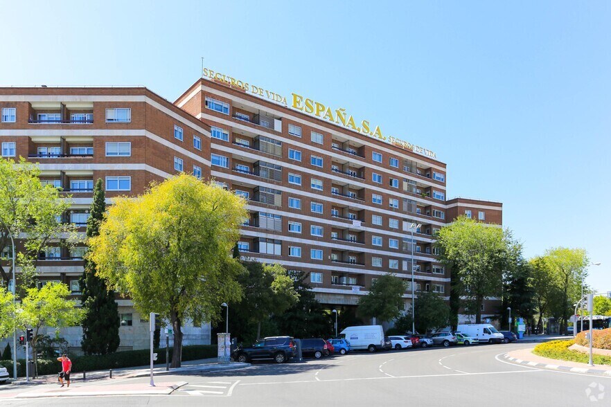 Calle de Colombia, 64, Madrid, Madrid à louer - Photo du bâtiment - Image 2 de 2