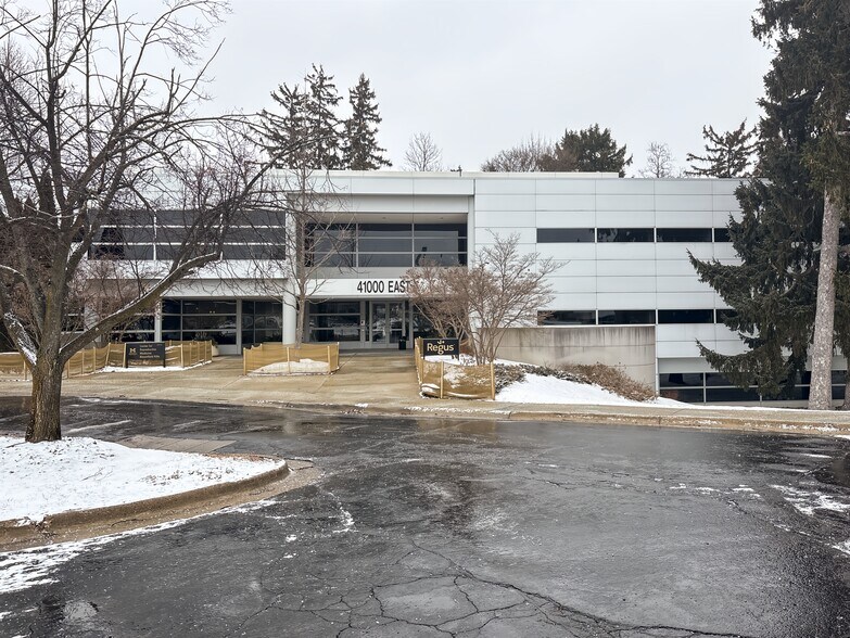 41000 Woodward Ave, Bloomfield Hills, MI à louer - Photo du bâtiment - Image 3 de 22