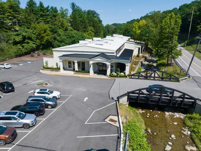 1580 McLaughlin Run Rd, Upper Saint Clair, PA à louer - Photo du bâtiment - Image 3 de 13
