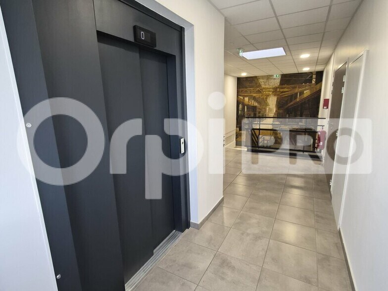 Office in Reims for lease - Lobby - Image 2 of 5