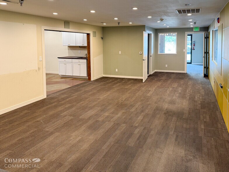 2525 NE Twin Knolls Dr, Bend, OR à louer - Photo du bâtiment - Image 3 de 7