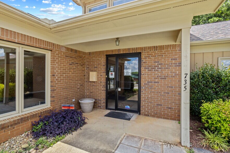 735 N Townville St, Seneca, SC à louer - Photo du bâtiment - Image 3 de 9