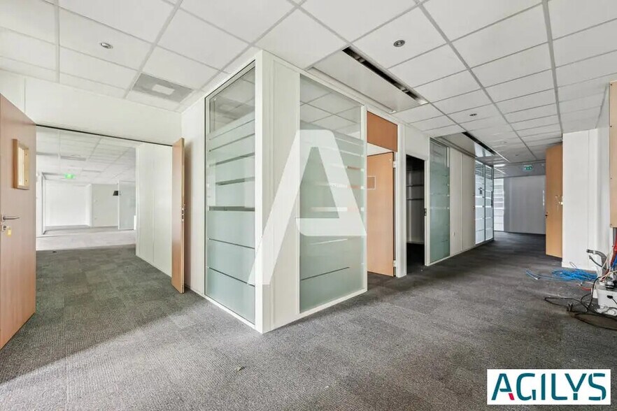 Flex in Rungis for lease - Interior Photo - Image 3 of 5