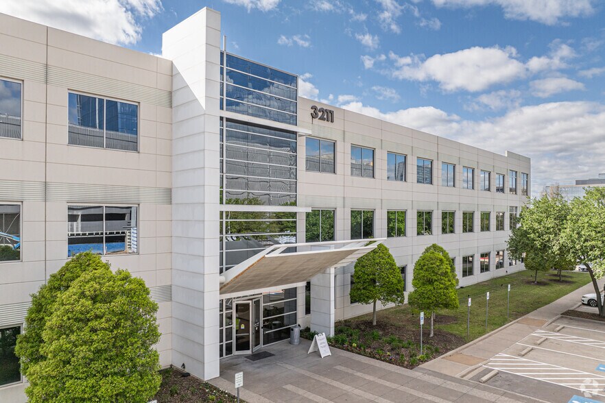 3211 Internet Blvd, Frisco, TX à louer - Photo du bâtiment - Image 2 de 6