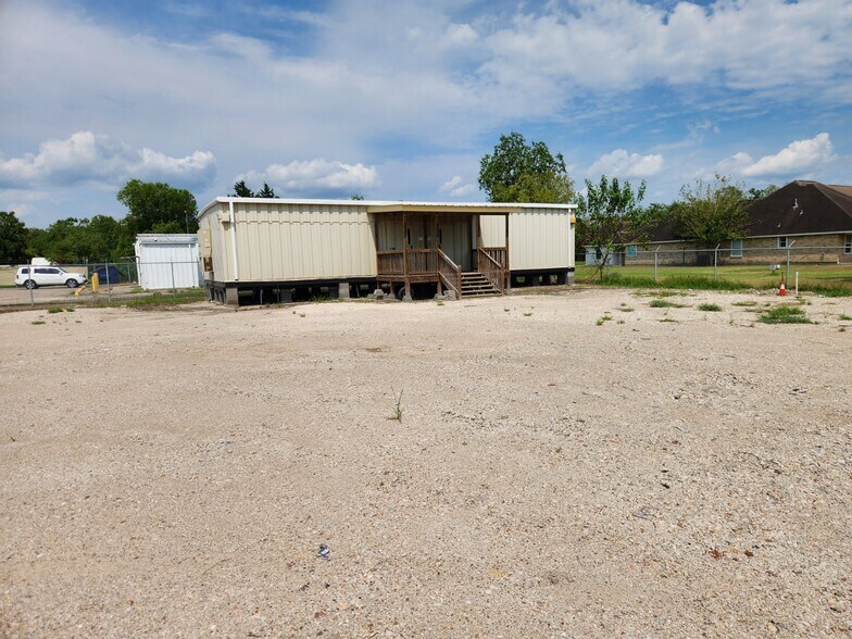 2715 County Road 146, Alvin, TX à louer - Photo du bâtiment - Image 2 de 11