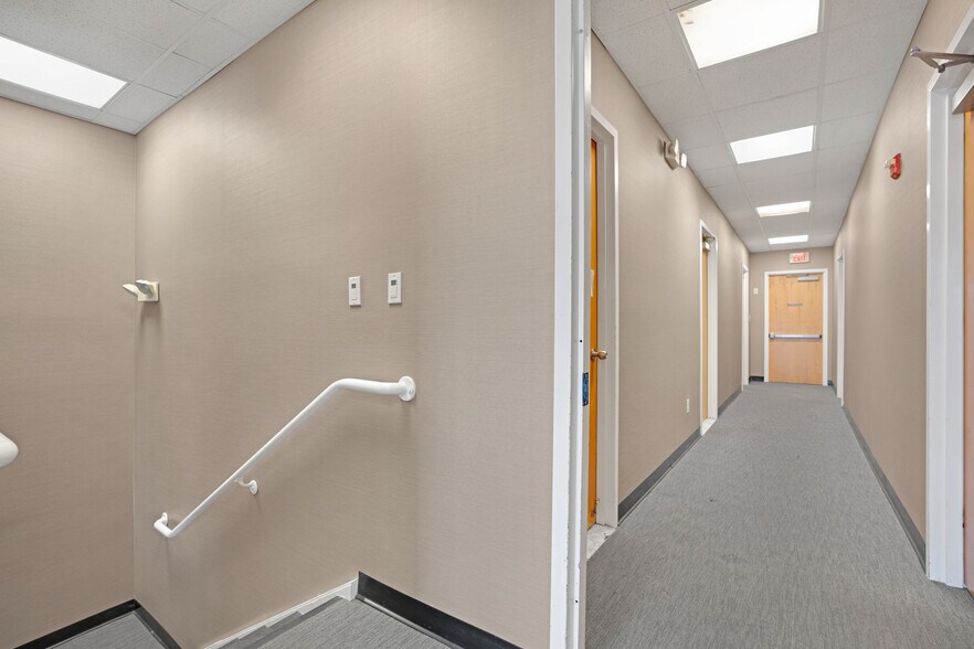 1740 Oak Tree Rd, Edison, NJ for lease - Building Photo - Image 3 of 6