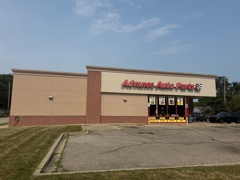 22901 Gratiot Ave, Eastpointe, MI à vendre - Photo du bâtiment - Image 2 de 8