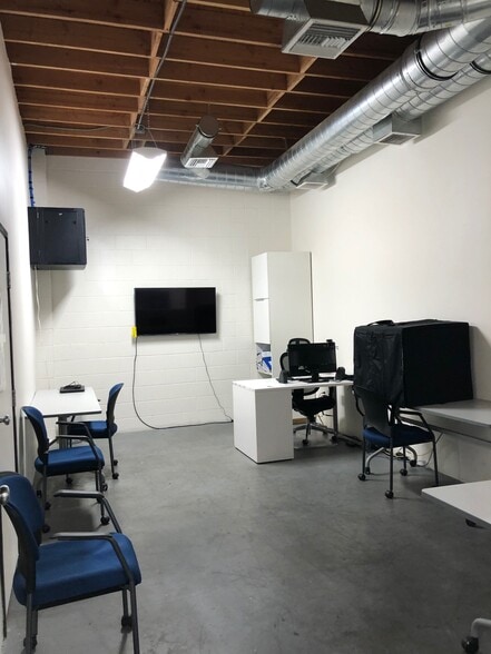 2636 N Ontario St, Burbank, CA for lease - Interior Photo - Image 2 of 7