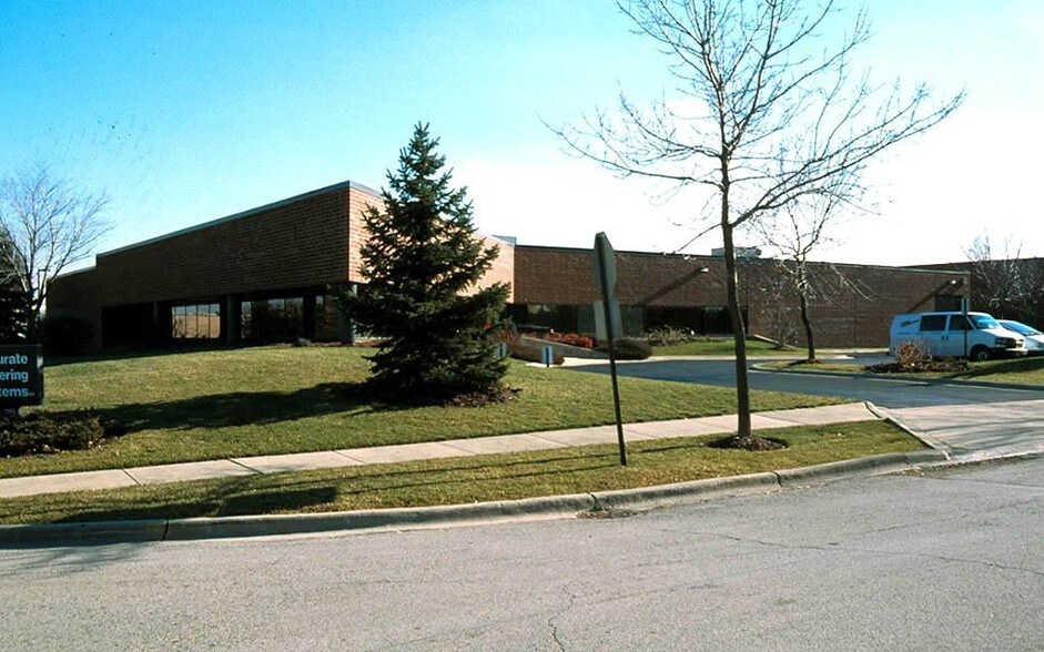 1651 Wilkening Ct, Schaumburg, IL à vendre - Photo du bâtiment - Image 3 de 13
