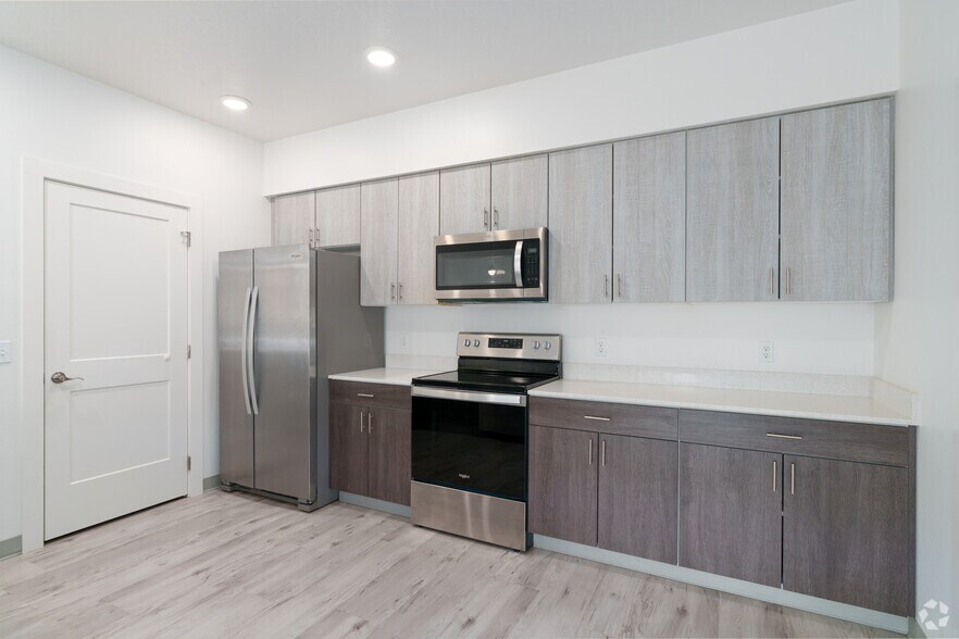 3905 S Dishman Mica Rd, Spokane Valley, WA for sale - Interior Photo - Image 2 of 17