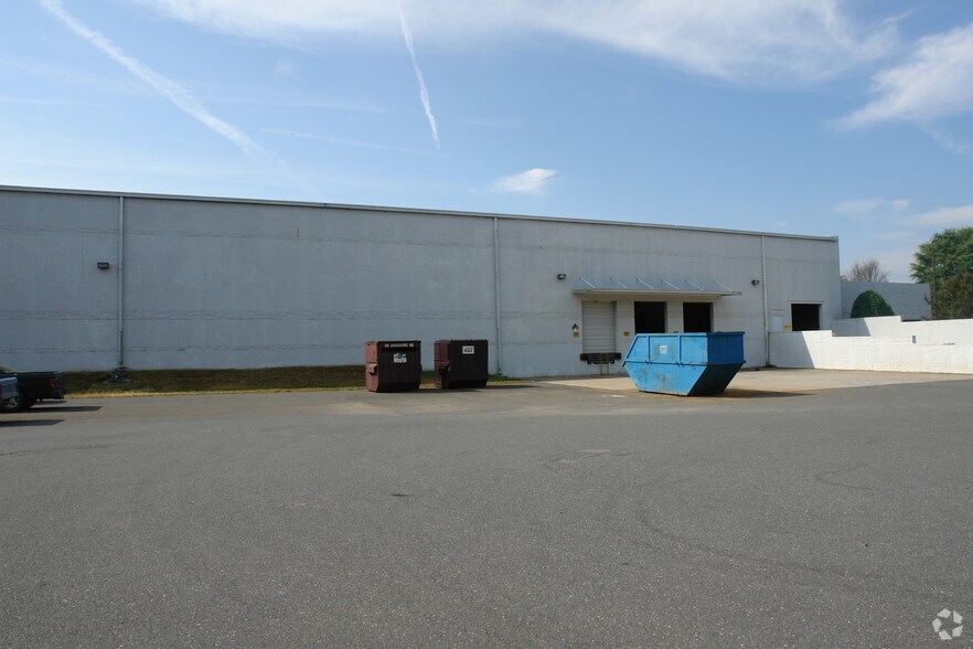 5230 Westinghouse Blvd, Charlotte, NC for lease - Building Photo - Image 2 of 8