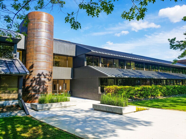 1750 112th Ave NE, Bellevue, WA à louer - Photo du bâtiment - Image 1 de 14