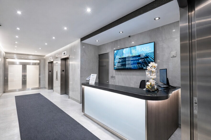 144 E 44th St, New York, NY à louer - Hall d’entrée - Image 2 de 10