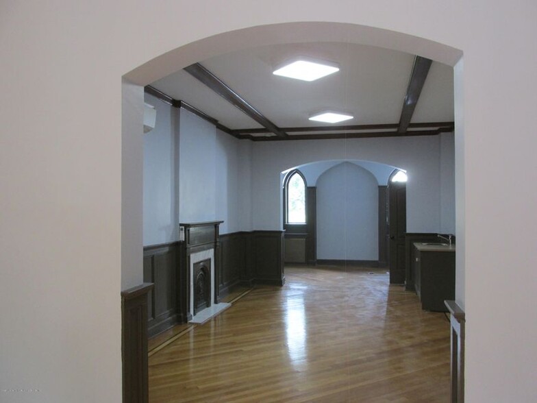 187 Victory Blvd, Staten Island, NY for lease - Interior Photo - Image 2 of 9