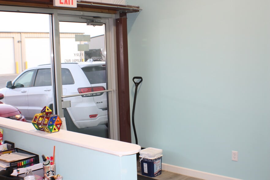 9934 Express Dr, Highland, IN à louer - Photo intérieure - Image 3 de 6