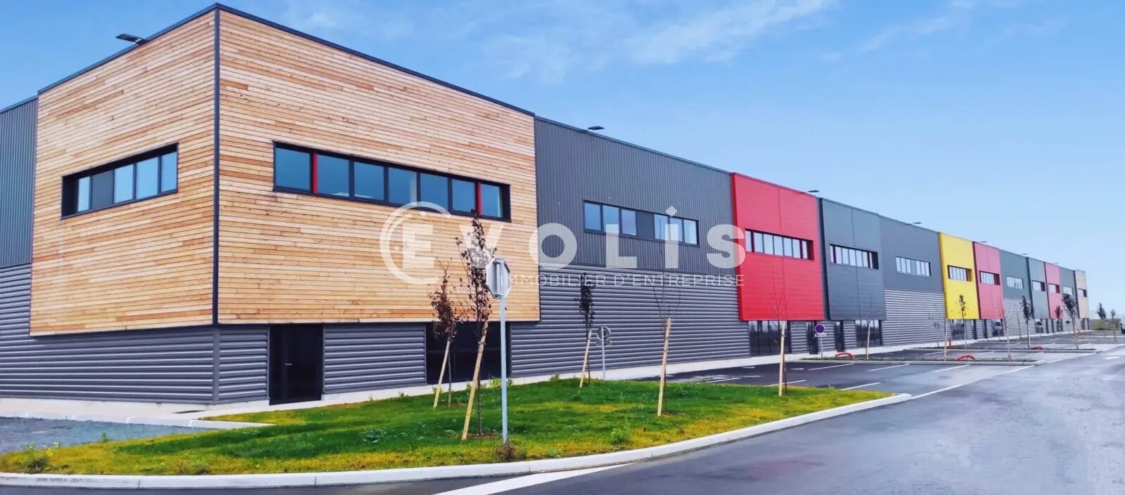 Avenue Du Noyer À La Malice, Louvres à louer Photo du bâtiment- Image 1 de 4