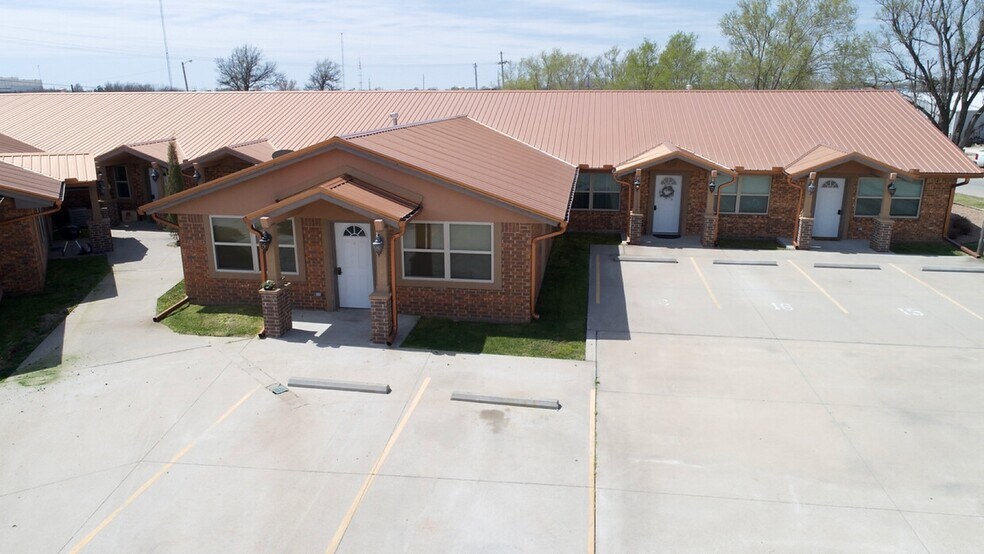 2804 E 9th Ave, Winfield, KS à vendre - Photo du bâtiment - Image 2 de 6