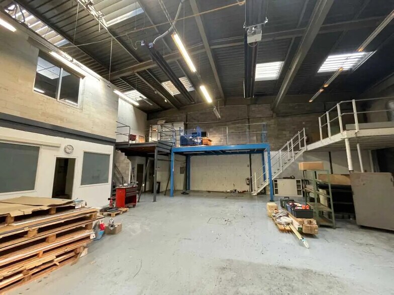 Local d'activités dans Saint-Priest à vendre - Photo intérieure - Image 2 de 6