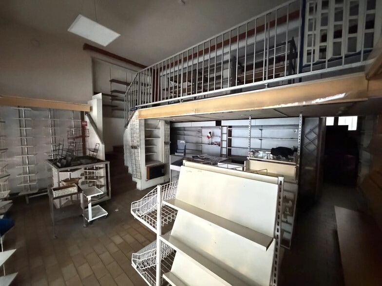 Retail in Paris for lease - Interior Photo - Image 2 of 7