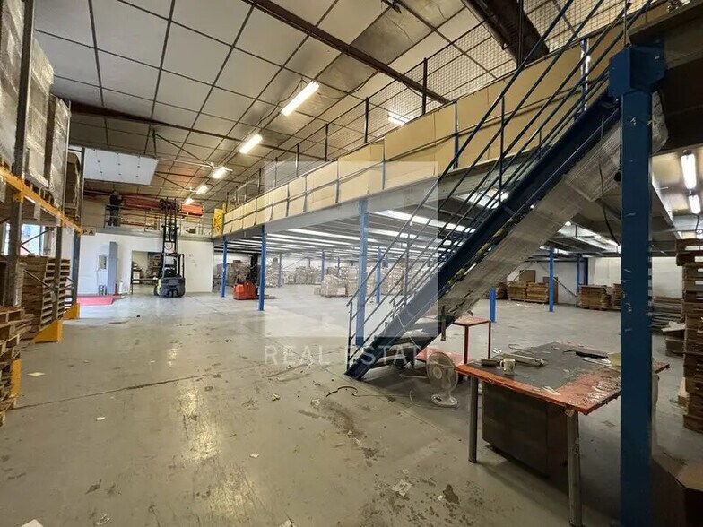 Flex in Chassieu for lease - Interior Photo - Image 2 of 12