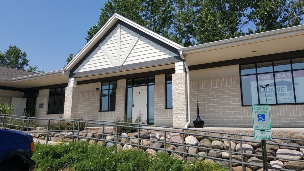 21150 W Capitol Dr, Brookfield, WI à louer - Photo du bâtiment - Image 2 de 6