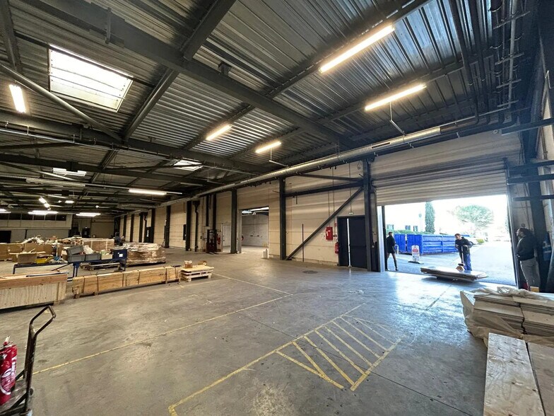 Industrial in Marseille for lease - Building Photo - Image 2 of 11