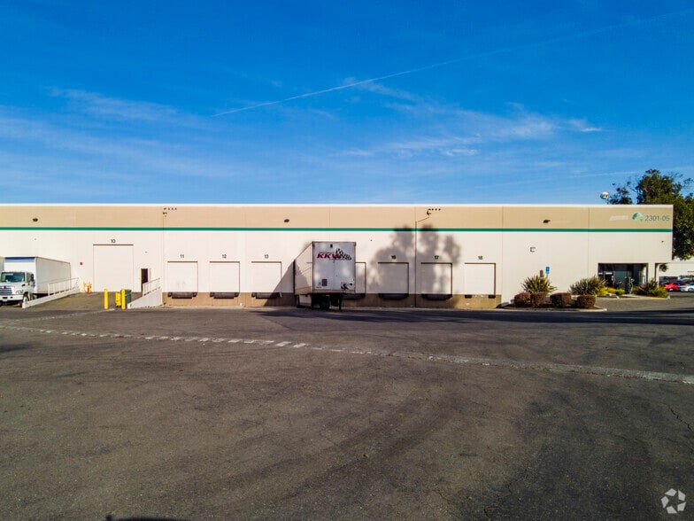 2140-2152 W Winton Ave, Hayward, CA for lease - Building Photo - Image 2 of 6