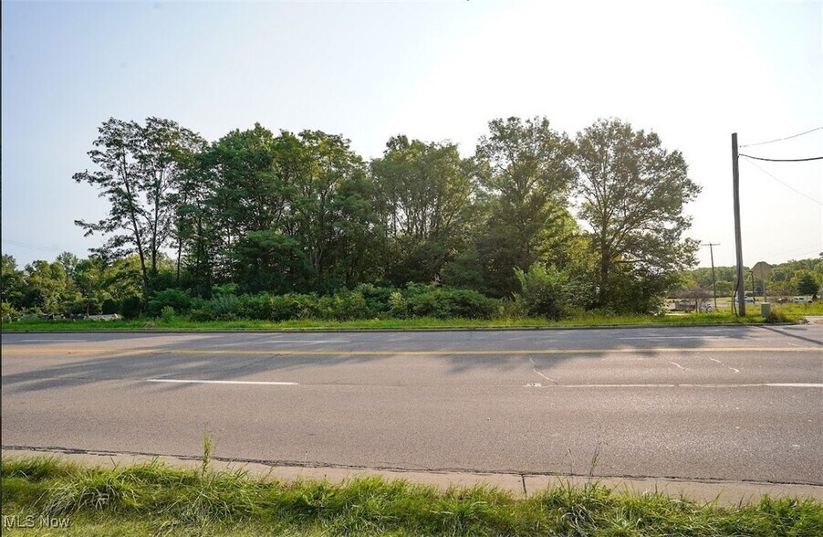 603 Ashley Cir, Youngstown, OH for sale - Building Photo - Image 2 of 5