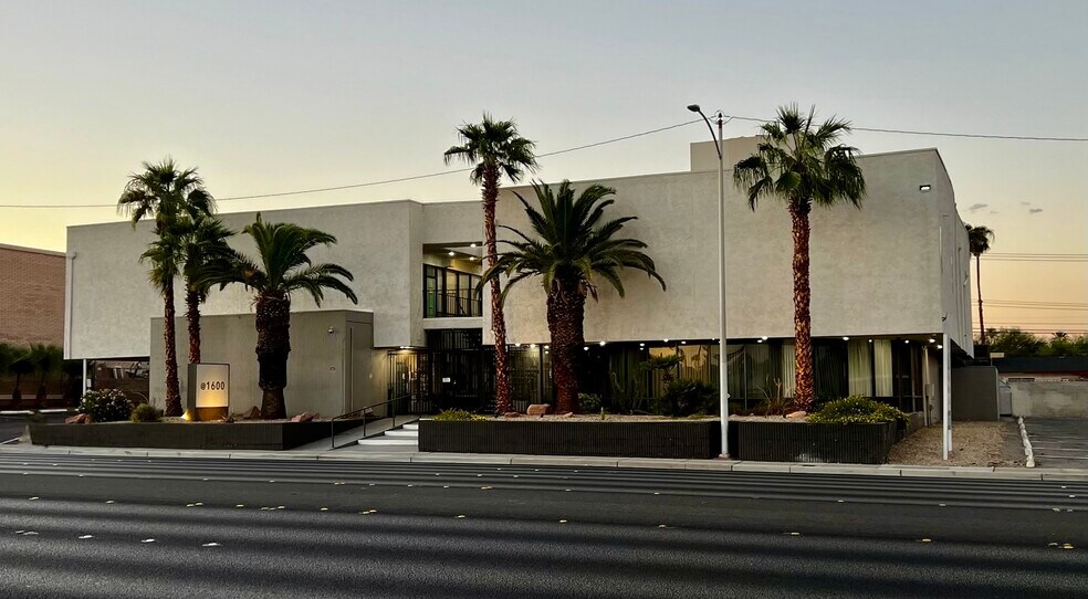 1600 E Desert Inn Rd, Las Vegas, NV à louer - Photo du bâtiment - Image 3 de 8