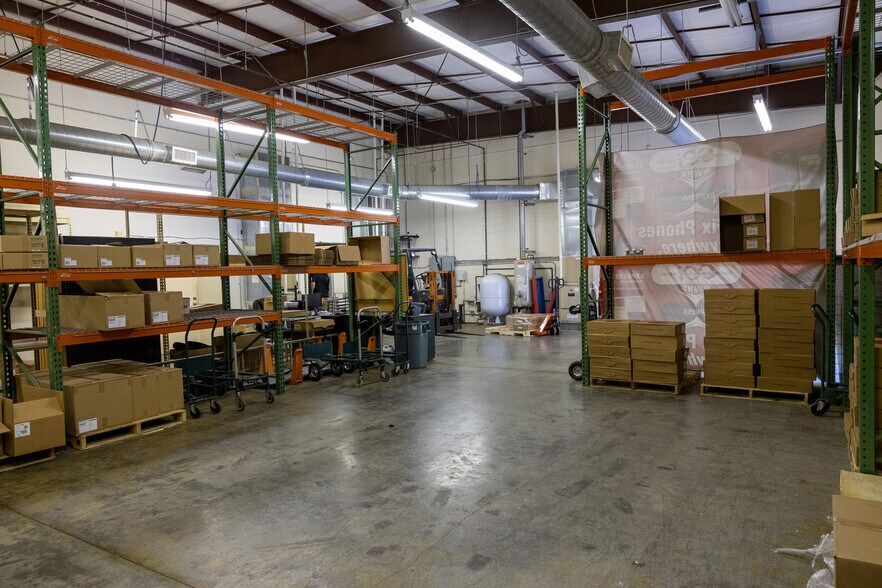 716-101 Gallimore Dairy, High Point, NC à louer - Photo du bâtiment - Image 3 de 15