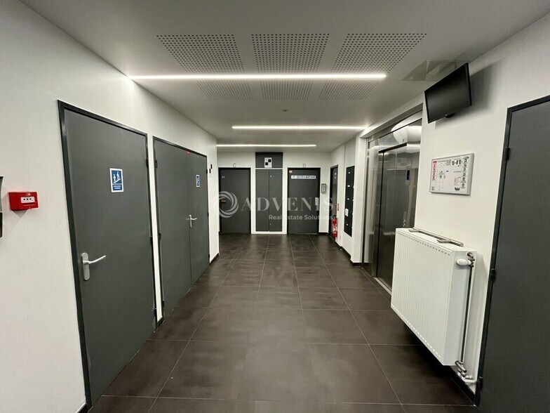 Flex in Nanterre for sale - Building Photo - Image 2 of 10