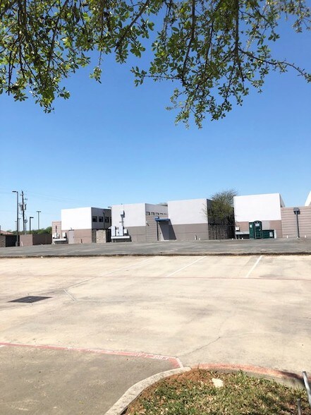 4848 E Sam Houston Pky S, Pasadena, TX à vendre - Photo du bâtiment - Image 2 de 11