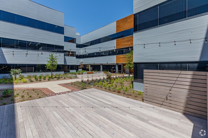 10089 Willow Creek Rd, San Diego, CA à louer - Photo du bâtiment - Image 3 de 17