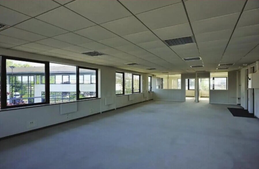 Flex in Trappes for lease - Interior Photo - Image 2 of 8