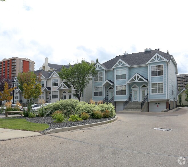10235 111 St NW, Edmonton, AB à vendre - Photo du bâtiment - Image 2 de 9