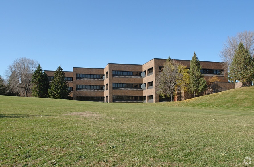 14615 Lone Oak Rd, Eden Prairie, MN for sale - Primary Photo - Image 1 of 18