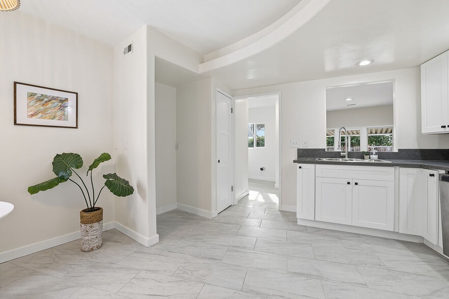 10714 Valley Spring Ln, North Hollywood, CA for sale - Building Photo - Image 3 of 25