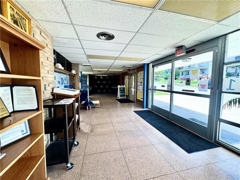 831 Harrison St, New Castle, PA for sale - Lobby - Image 2 of 6