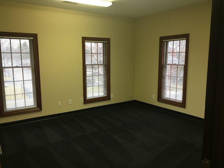 805 Hillsdowne Rd, Westerville, OH for sale - Interior Photo - Image 3 of 45