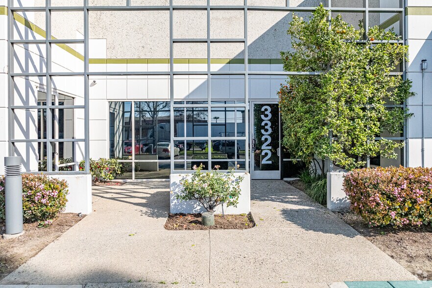 3300-3328 Garfield Ave, Commerce, CA à louer - Photo du bâtiment - Image 3 de 11