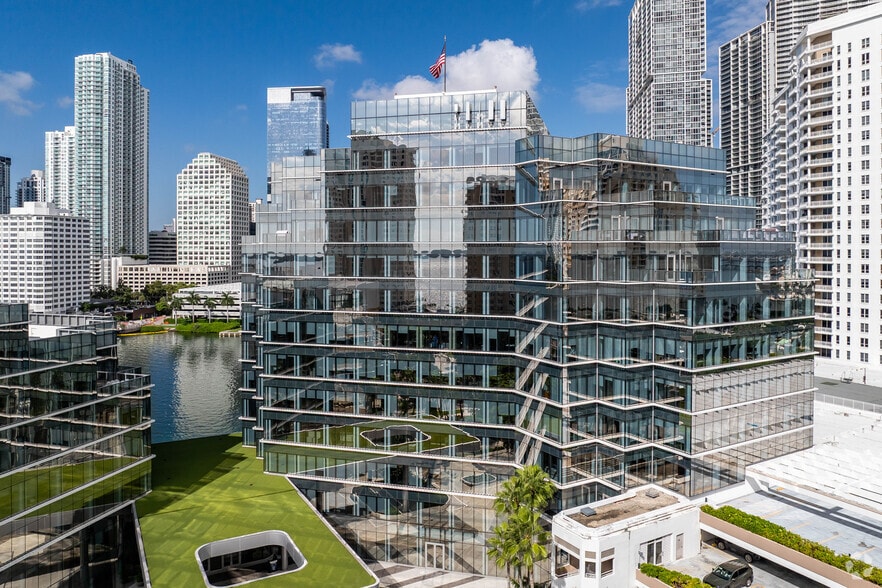 601 Brickell Key Dr, Miami, FL for lease - Primary Photo - Image 1 of 5