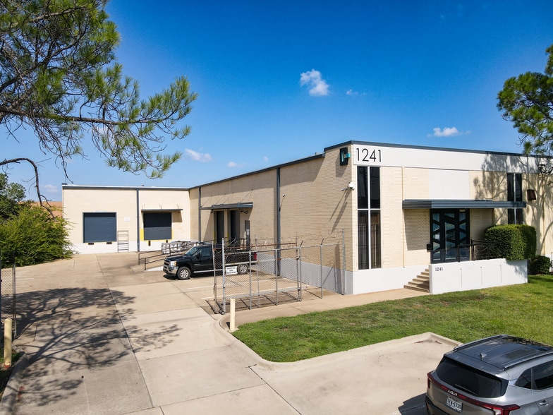 1241-1243 Majesty Dr, Dallas, TX for lease - Building Photo - Image 1 of 13