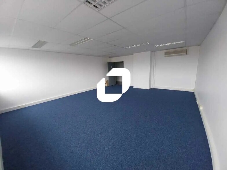 Office in Poissy for lease - Building Photo - Image 3 of 8