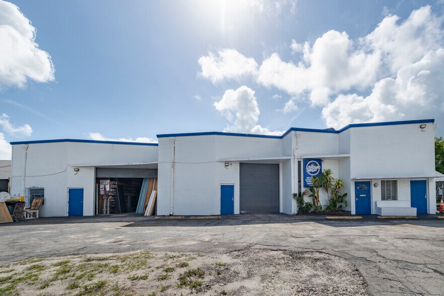 15221 NE 21st Ave, Miami, FL à vendre - Photo du bâtiment - Image 3 de 34